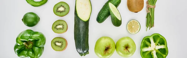 Plano panorámico de pimientos, calabacín, kiwi, limas, manzanas y pepinos - foto de stock