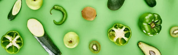 Plan panoramique de poivrons, courgettes, kiwis, pommes et avocats — Photo de stock