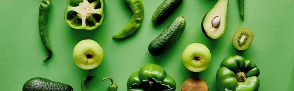 Plano panorámico de pimientos, pepinos, kiwi, manzanas y aguacates - foto de stock