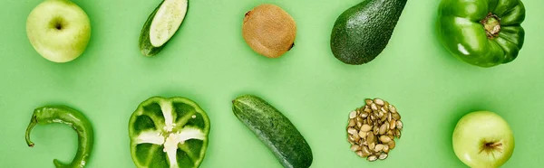 Plano panorámico de pimientos, pepinos, kiwi, manzanas, semillas de calabaza y aguacate - foto de stock