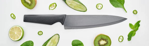 Coltello panoramico, cetrioli freschi, kiwi, lime, peperoni e verde — Foto stock