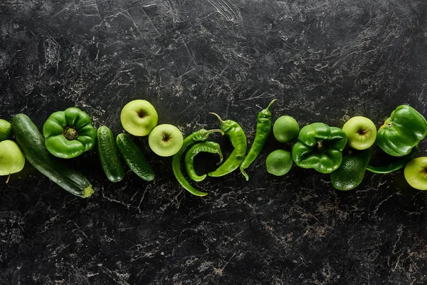 Vista dall'alto di cetrioli freschi, mele, lime, peperoni, avocado e zucchine — Foto stock