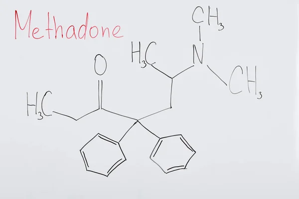 Vista superior da placa branca com fórmula química e metadona lettering — Fotografia de Stock