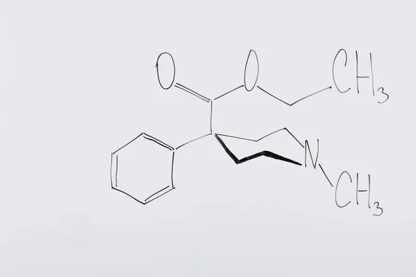 Вид зверху на білу дошку з хімічною формулою в лабораторії — стокове фото