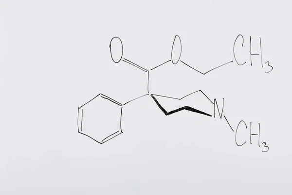 Vue du dessus du tableau blanc avec formule chimique en laboratoire — Photo de stock