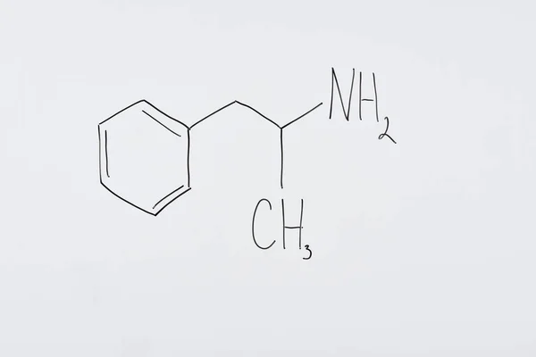 Вид сверху на белую доску с химической формулой в лаборатории — стоковое фото