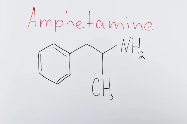 Vista superior da placa branca com fórmula química e anfetaminas lettering — Fotografia de Stock