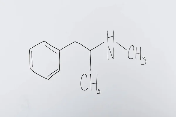 Vista superior de pizarra blanca con fórmula química en laboratorio - foto de stock