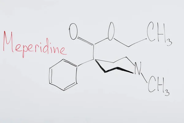 Vue de dessus du tableau blanc avec la formule chimique et le lettrage meperidine — Photo de stock