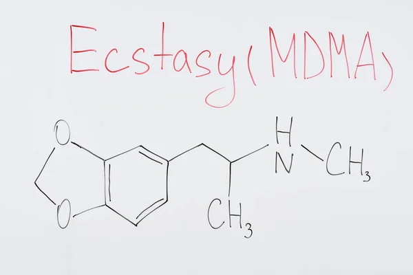 Vista superior da placa branca com fórmula química e ecstasy lettering (mdma ) — Fotografia de Stock