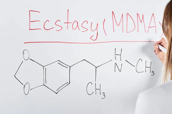 Vista ritagliata di donna scrittura estasi (mdma) su lavagna bianca — Foto stock