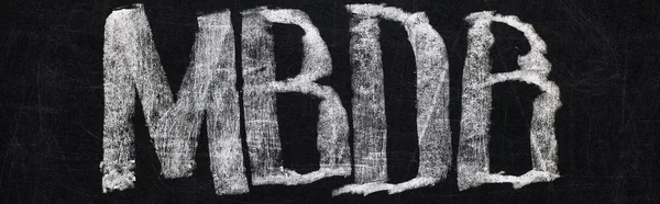Tiro panorâmico de placa de giz preto com letras mbdb — Fotografia de Stock