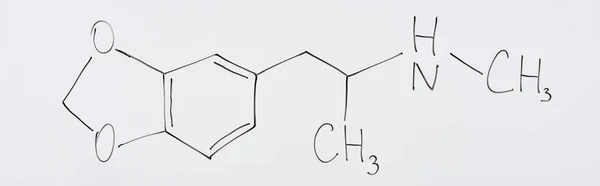 Панорамный снимок белой доски с химической формулой в лаборатории — стоковое фото