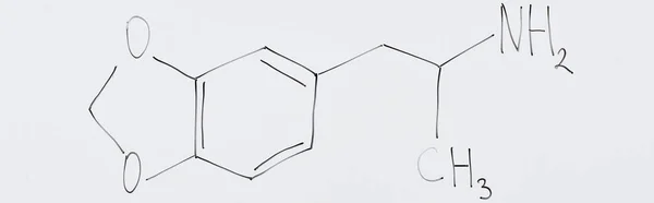 Tiro panorâmico de placa branca com fórmula química em laboratório — Fotografia de Stock