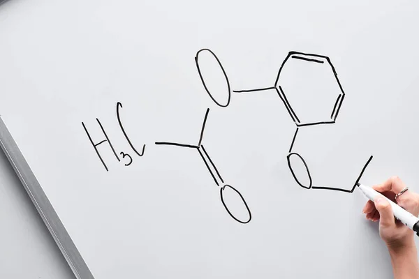 Vue recadrée de femme écrivant la formule chimique sur le tableau blanc — Photo de stock