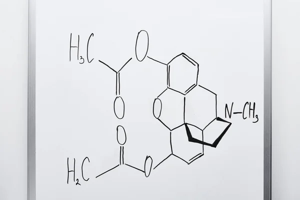 Vue du dessus du tableau blanc avec formule chimique en laboratoire — Photo de stock