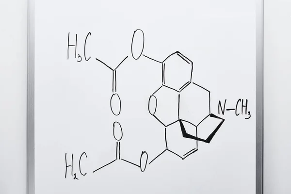 Draufsicht auf Whiteboard mit chemischer Formel im Labor — Stockfoto
