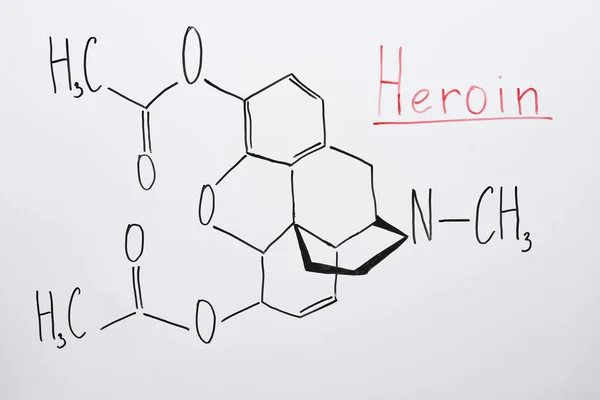 Vista superior de pizarra blanca con fórmula química y heroína de letras - foto de stock