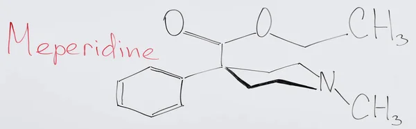 Панорамный снимок белой доски с химической формулой и надписью меперидин — стоковое фото