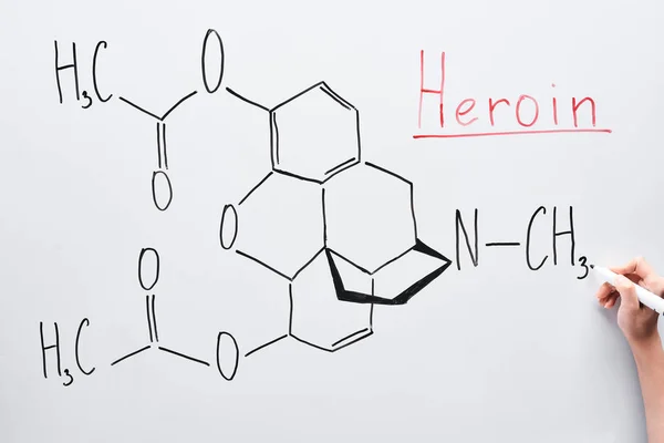 Обрезанный взгляд женщины, пишущей химическую формулу на белой доске — стоковое фото