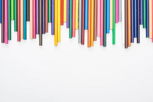 Crayons aiguisés de couleur vive isolés sur du blanc — Photo de stock