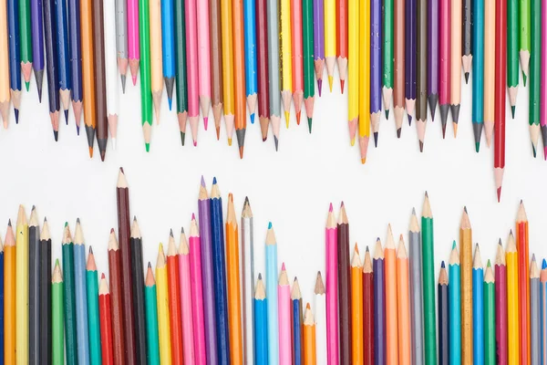 Deux lignes de différentes tailles crayons de couleur isolés sur blanc — Photo de stock