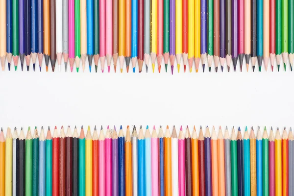 Кольорові олівці ізольовані на білому з простором для копіювання — стокове фото