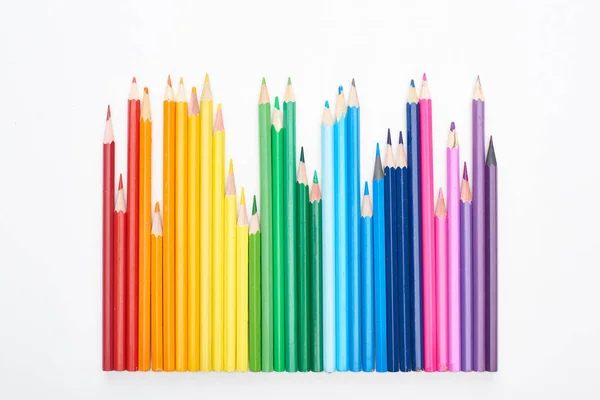 Regenbogen-Spektrum mit zugespitzten Farbstiften auf Weiß isoliert — Stockfoto