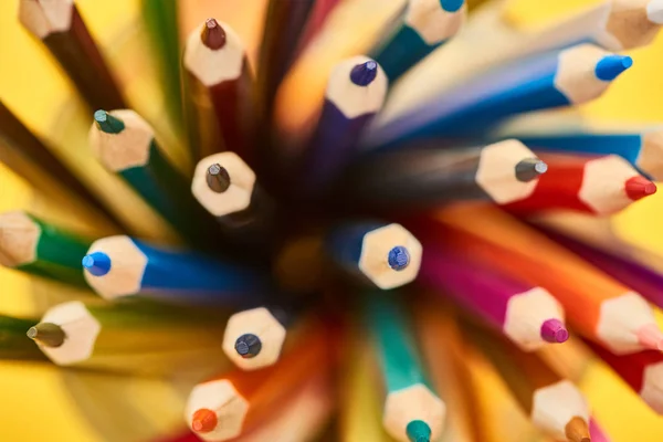 Vista superior de los extremos afilados de lápices de colores brillantes - foto de stock