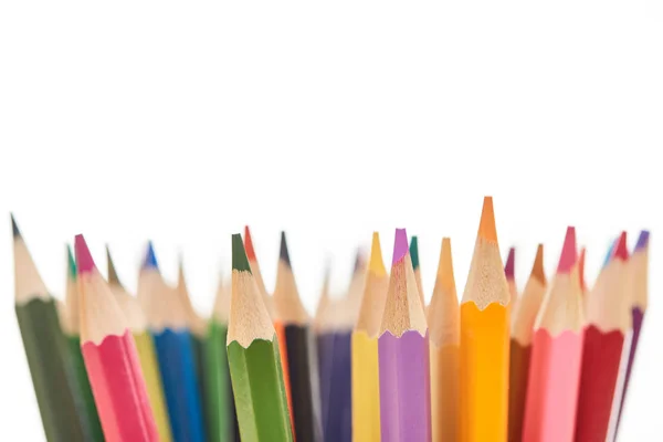 Точні і яскраві кольорові олівці ізольовані на білому — стокове фото
