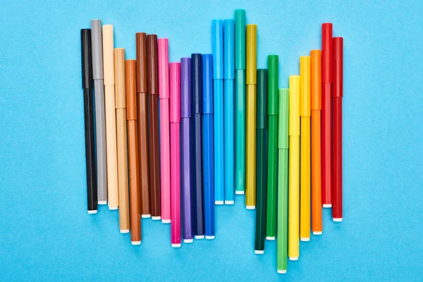 Ensemble de stylos feutre de couleur vive isolés sur bleu — Stock Photo