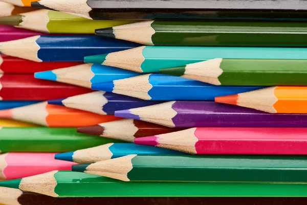 Crayons en bois de couleur vive avec extrémités aiguisées — Photo de stock