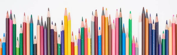 Plan panoramique de crayons de couleur aiguisés isolés sur du blanc — Photo de stock