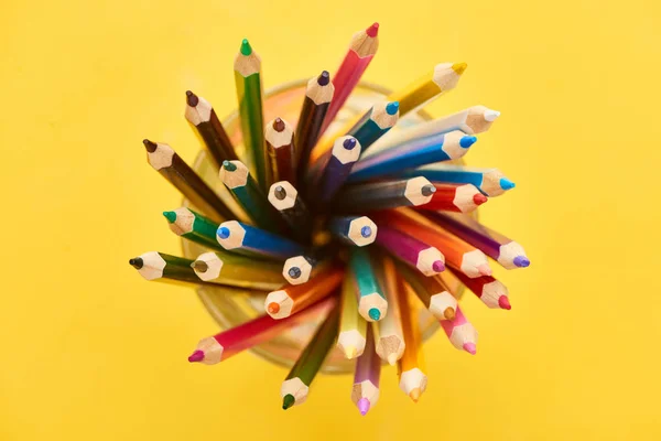 Vue de dessus des crayons de couleur aiguisés et lumineux isolés sur jaune — Stock Photo