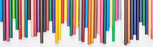 Plan panoramique de crayons de couleurs vives isolés sur du blanc — Photo de stock