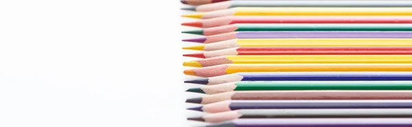 Plan panoramique de crayons de couleur aiguisés rangée sur blanc — Photo de stock