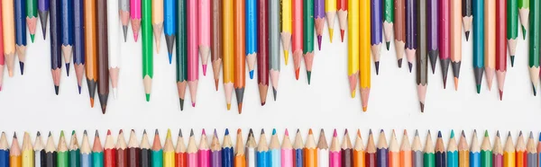 Foto panorámica de filas de lápices de color afilados - foto de stock