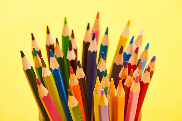 Crayons de couleur aiguisés et lumineux isolés sur jaune — Photo de stock