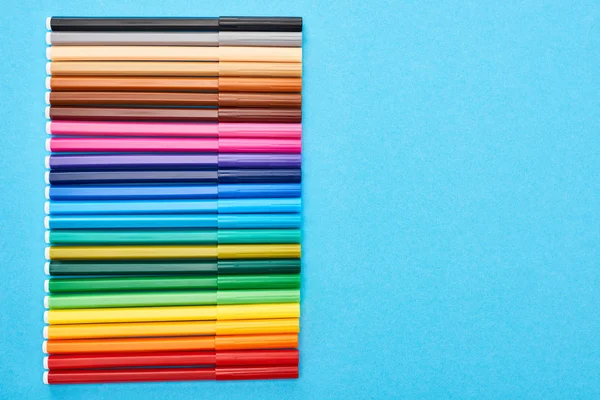 Top view of set of color felt-tip pens isolated on blue — Stock Photo