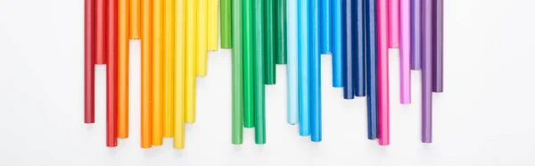 Vue panoramique d'un ensemble de stylos feutre de couleur vive isolés sur du blanc — Photo de stock