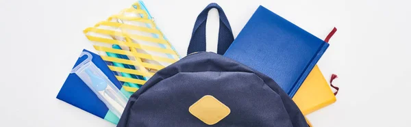 Panoramaaufnahme einer blauen Schultasche mit Notizblöcken und Mäppchen isoliert auf weiß — Stockfoto