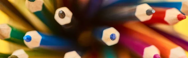 Панорамный снимок заостренного конца ярких цветных карандашей — стоковое фото