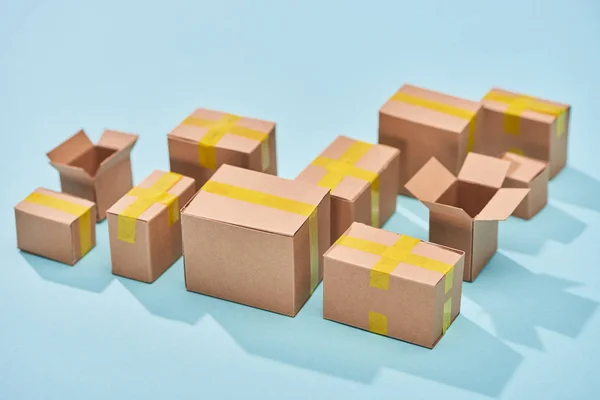 Cardboard boxes on blue background with copy space — Stock Photo