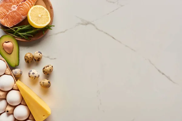 Vista dall'alto della bistecca di salmone crudo con uova, avocado, formaggio e limone — Foto stock