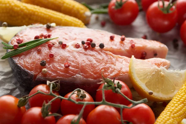 Roher frischer Lachs mit Gewürzen, Zitrone und Tomaten — Stockfoto
