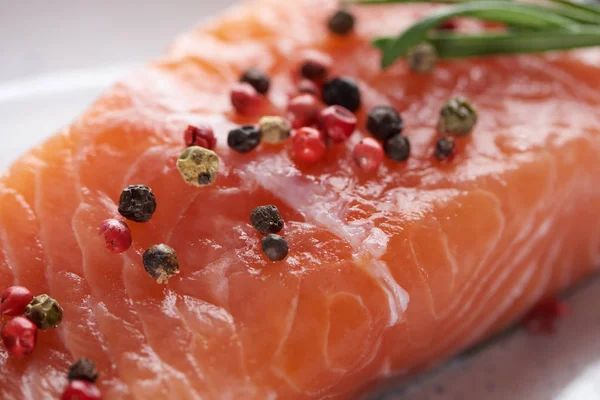 Vista de cerca del salmón fresco crudo con pimienta picante - foto de stock