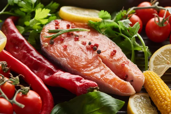 Сирий лососевий стейк зі спеціями, овочами та зеленню — стокове фото