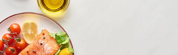 Draufsicht auf rohes Lachssteak mit Mais, Zitrone und Tomaten auf Teller in Ölnähe auf Marmortisch, Panoramaaufnahme — Stockfoto