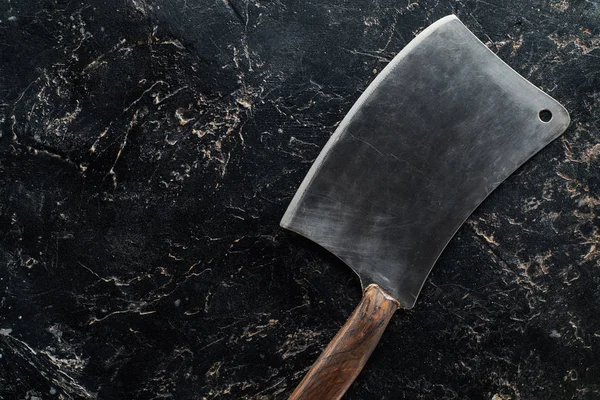 Vue de dessus du couteau de boucher sur la surface en marbre noir — Photo de stock