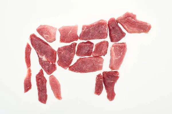 Vista superior de la imagen de vaca hecha con peaces de carne aislados en blanco - foto de stock